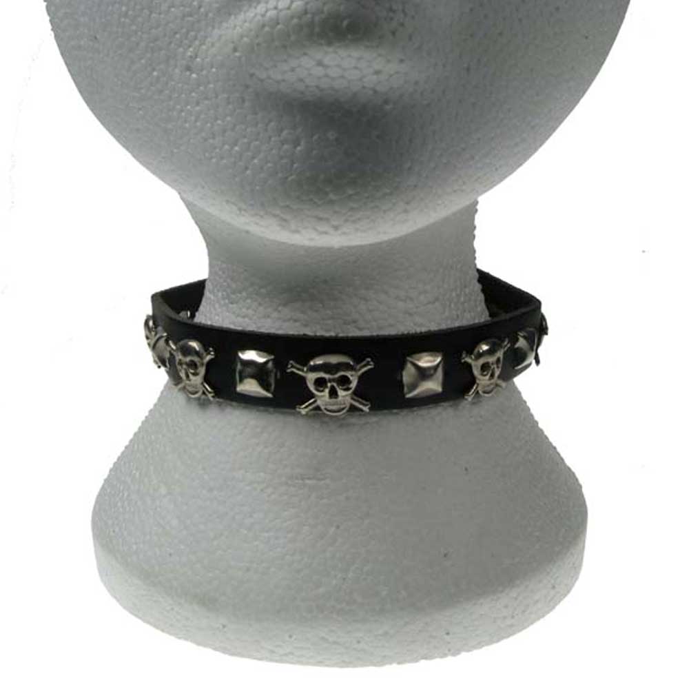 Bullet 69 - 1 row small pyramid with skull and crossbones Halsband - Schwarz